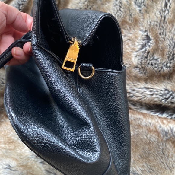 Bebe, Los Angeles bucket bag like new can be used as a Crossbody - Picture 11 of 12